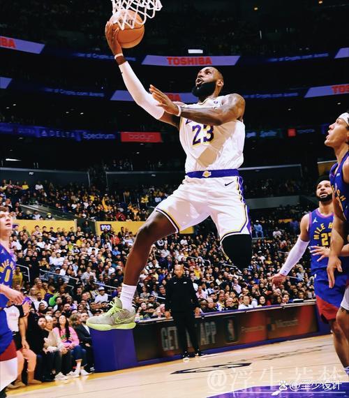 詹姆斯火力全开 突破上篮势不可挡